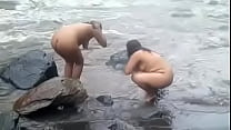 2992477 duas mulheres maduras indianas tomando banho no rio nuas