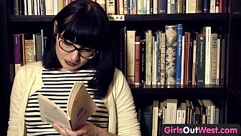 Girls Out West - Pelose ragazze lesbiche nel negozio di libri