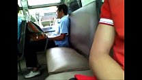 Guy pego empurrando no ônibus - preso!