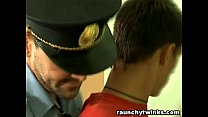 Geile Polizistin liebt es, Twinks Hintern zu ficken