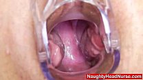 Freche praktische Oberschwester, die ihre hübsche Vagina öffnet