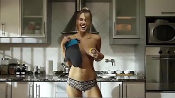 アントネッラ・バラゲが裸で調理するレシピ1ラップソーセージ