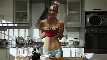 Antonella Balague faisant la cuisine nue Une recette de Fuego Maximo 2 Salade
