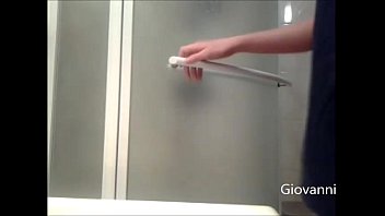 Giovanni Strips no chuveiro - molhado