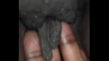 Ugandisches Mädchen, das lange Klitoris zeigt