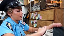 Massive Titten Polizistin verpfändet ihre Vagina und zertrümmert