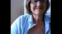 Reife Frau fingert ihre Muschi - Sehen Sie das komplette Video auf 1to1cams.com