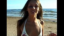 Culo de adolescente nudista desnudo sincero en la playa pública