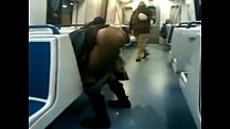 Echtes Filmmaterial Frau Pisse in der U-Bahn vor Menschen