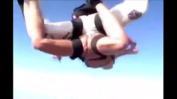 Divertente paracadutismo ragazza nuda