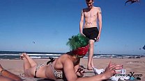 Salope punk baisée sur la plage - Brandy Moloka