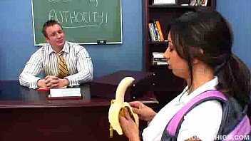 La sexy morena Sisi Sinz seduce a su maestra comiendo plátano antes de ser follada