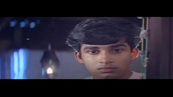 Una scena calda del film Kinnarathumbikal
