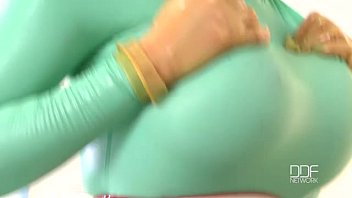 Latex Lucy tiene un orgasmo enorme en una sesión de sexo en la clínica