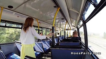 Шлюшки делят член в общественном автобусе в любительском видео