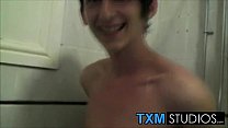 Max Brown prend une douche et commence à se branler