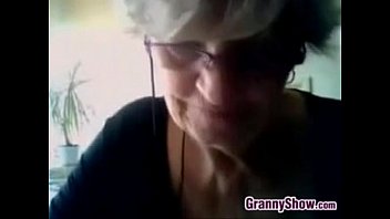 Бабушка показывает свою грудь