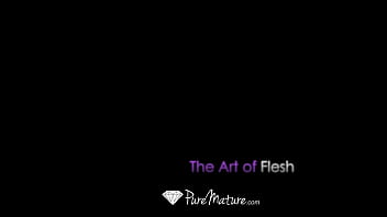 PureMature - татуированная милфа Анна Белл Пикс наполняет киску спермой
