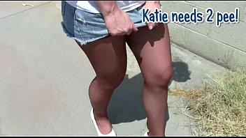 Katie femminile pipì disperazione e pantaloni bagnati