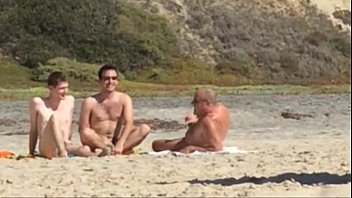 Chicos atrapados masturbándose en una playa nudista
