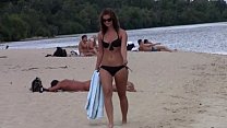 Cette ado nudiste se déshabille sur une plage publique