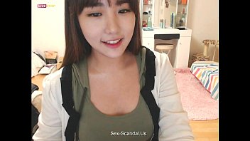 Linda garota coreana gravando na câmera 3