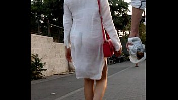 Женщина в почти прозрачном платье