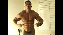 Большой мускулистый мужик перед вебкамерой-1