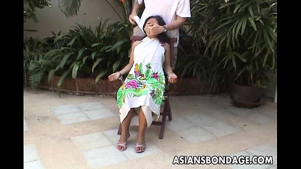 Азиатскую тинку связали и сковали наручниками на стуле