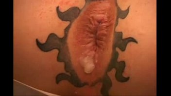 Belle assfuck en tatouage anus groupe orgie