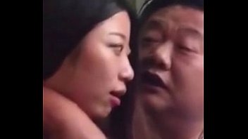 Порнографический офицер из Цзянсу и дама занимаются сексом на публике в ресторане, имитируя японское AV (1) -YouTube (480p)