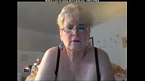 Грудастая блондинка бабушка в очках мастурбирует