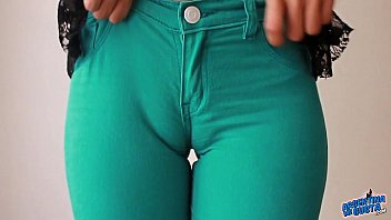 Dolce Cameltoe in jeans aderenti verde denim! Ass Perfezione!