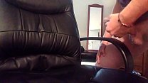 Cumming su una sedia
