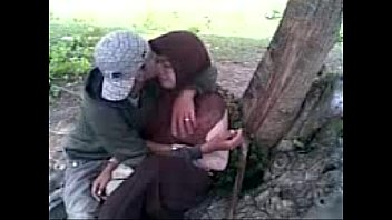Meninas em Hijabs gostam de se beijar no parque.FLV