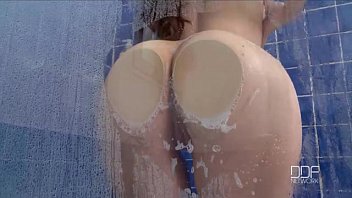 Stacy Snake, maniaque de la nympho russe, jouit dans la salle de bain