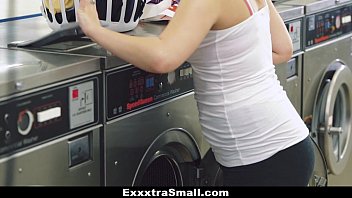 ExxxtraSmall - Petite jeune fille (Cali Hayes) baisée dans la laverie automatique