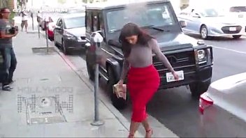 (Видео) Kim Kardashian B tt слишком большой для ее узкой юбки, не может выйти из ее C