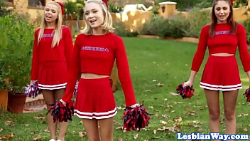 Les Cheerleaders развлекаются вчетвером после практики