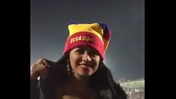 Ecuadoriano che mostra le sue tette ad una partita di calcio