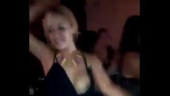 ブロンドはモンテレーのバーでセクシーに踊る彼女の乳首を教えます