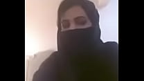Chica árabe mostrando las tetas en la webcam