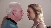 Vieux recruteur baise une jeune fille lors d'une interview