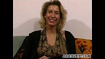 Милфа мастурбирует игрушкой и дрочит хуй спермой на сиськах в любительском видео