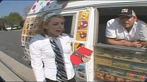 Giovane ragazza scopata nel camion dei gelati