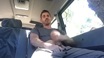hot guy si masturba nel retro della sua auto