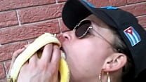 Mädchen zeigt ihre Fähigkeiten auf Banane