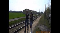 2 jóvenes lesbianas en la estación de tren
