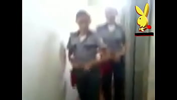 Женщины-полицейские в униформе и нервничают, показывая стринги