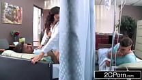 Возбужденная медсестра с большими сиськами трахает обоих своих пациентов